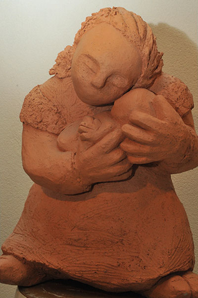 moeder met grote voeten